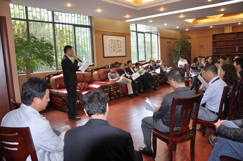 总裁班学员一起学习联联合会章程